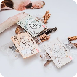 Naturalne suszone przysmaki Suszki dla psa od Paka Zwierzaka w różnych smakach, zaprezentowane w opakowaniach wraz z kawałkami suszonego mięsa - zdrowe i lekkostrawne przekąski dla psów.