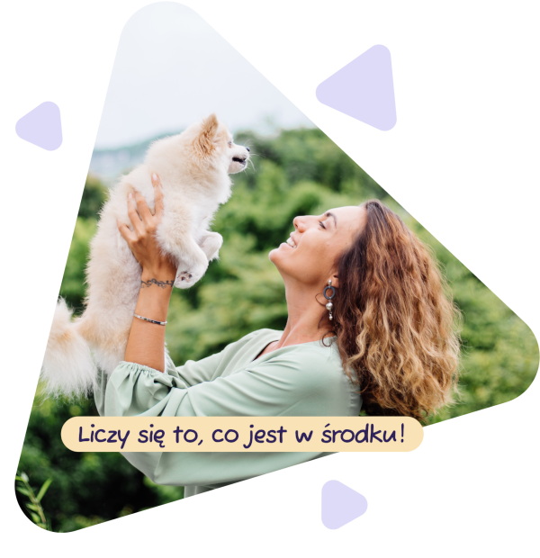 Kobieta trzymająca małego psa na świeżym powietrzu - radosna chwila z pupilem